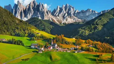 Het bekende alpendorpje Santa Maddalena, met de magische Dolomieten op de achtergrond, Val di Funes vallei, Trentino Alto Adige regio, Italië
