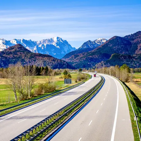Autoweg in de Europese Alpen, nabij Garmisch Partenkirchen