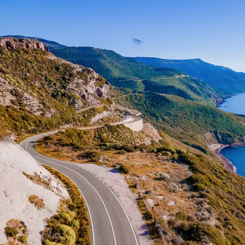 Panoramische weg van Alghero naar Bosa in het noorden van Sardinië, ideaal voor motorvakanties