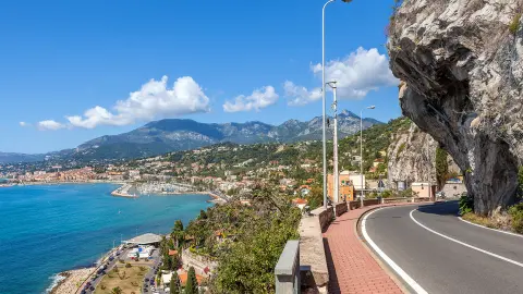 Mooie weg onder de blauwe hemel langs de kust van de Middellandse Zee op de Frans-Italiaanse grens.