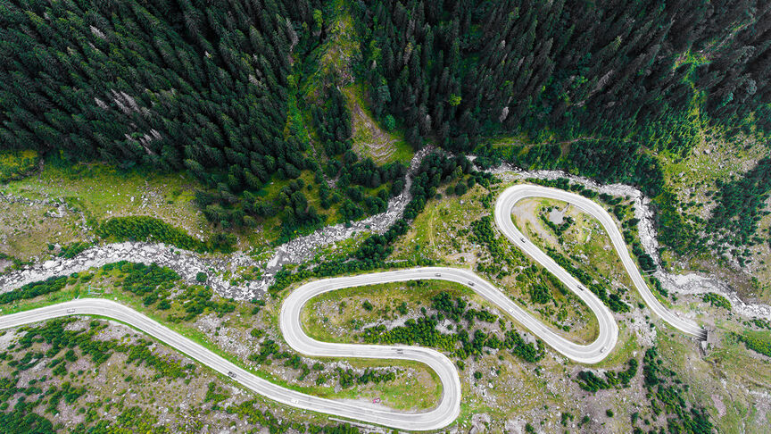 Weg langs de Zwitserse Alpen in Andermatt