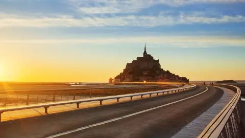 Weg naar Mont Saint Michel bij zonsondergang, Normandië. Frankrijk