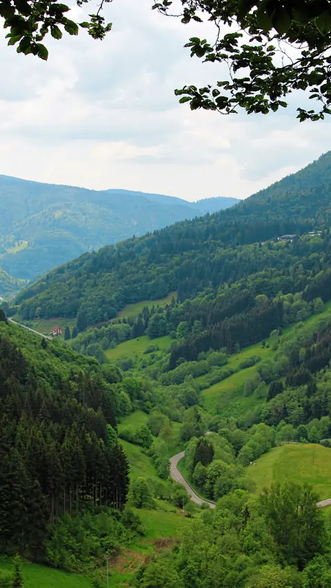 Autoweg in de Europese Alpen, nabij Garmisch-Partenkirchen
