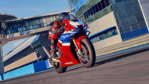 CBR1000RR-R Fireblade met rijder op rechte stuk van een circuit