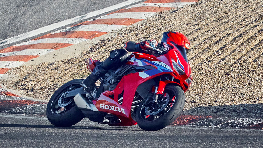 2024 Fireblade met rijder op het circuit