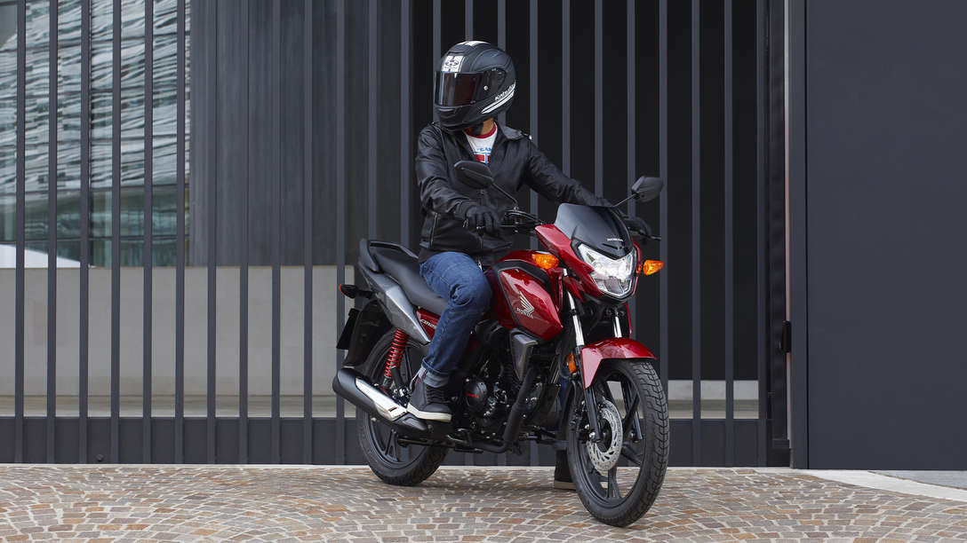 CB125F, driekwart rechtervooraanzicht, met motorrijder.
