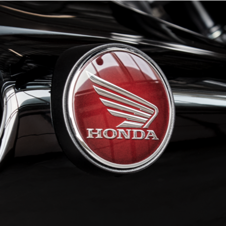 Vooraanzicht van Honda motorfiets in gebruik door model. Locatiefoto.