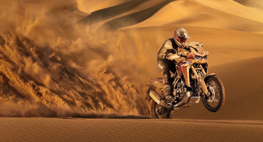 Honda Africa Twin, 3-kwart voorzijde rechts, rijdend in zand