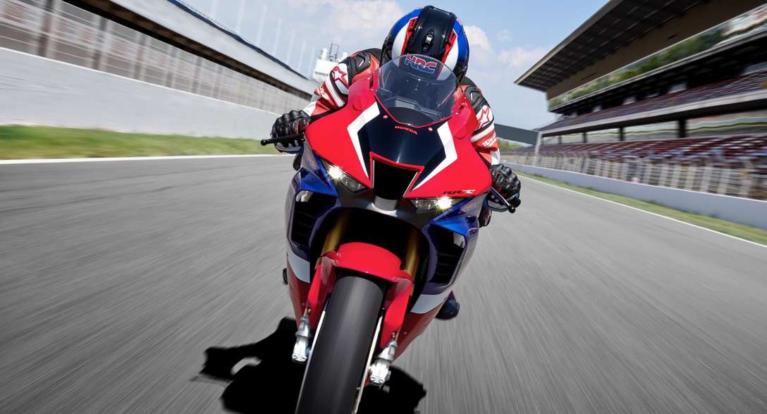 Honda CBR1000RR-R Fireblade SP, vooraanzicht, met rijder, rijdend op een racecircuit
