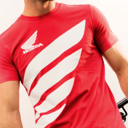 Man draagt Honda Wings-shirt.