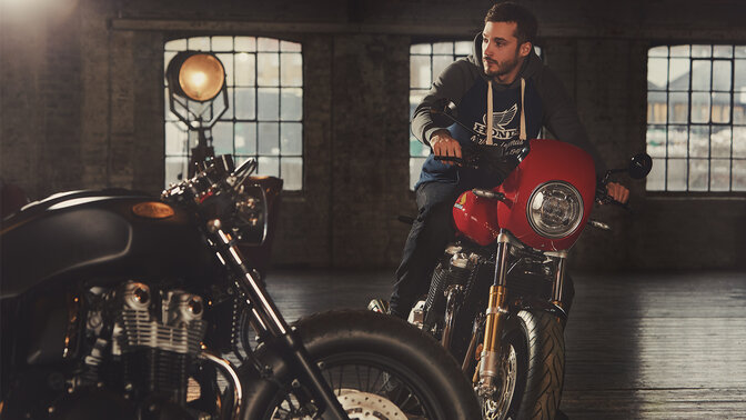 Honda Vintage kleding model met hoodie op motorfiets