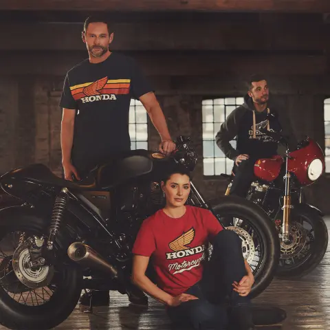 Honda Vintage kledinglijn voor 2024 met modellen op trappen en klassieke motoren erbij