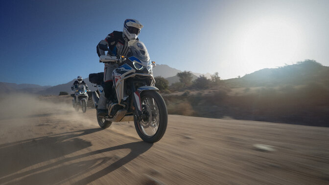 Twee HAR-rijders offroad met bergen in de achtergrond