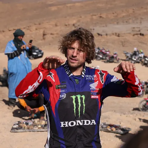 HRC-experts geven uitleg aan een groep rijders. 