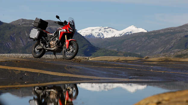Statische Africa Twin met bergen op de achtergrond