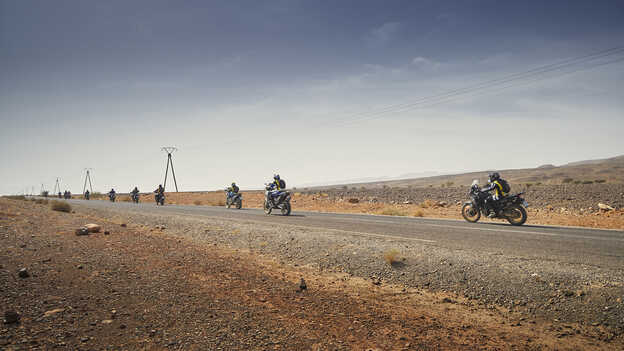 Honda Africa Twin-rijders in Marokko op asfaltweg.