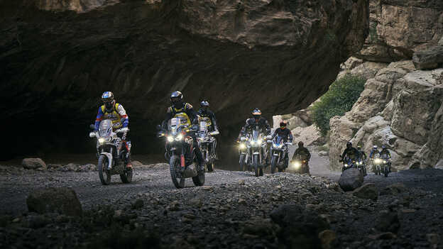 Africa Twin-rijders op een bergpas.