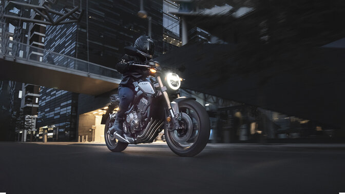 Honda CB650R driekwart vooraanzicht rechts, op de baan