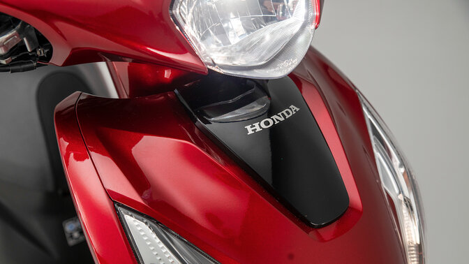 Honda Vision 110 close-up van voorkuip en koplamp
