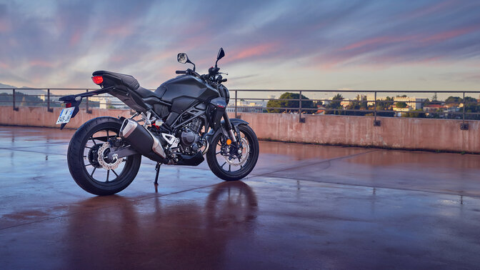 Honda CB300R statisch op locatie