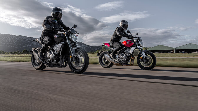 Honda CB1000R met rijders op het asfalt
