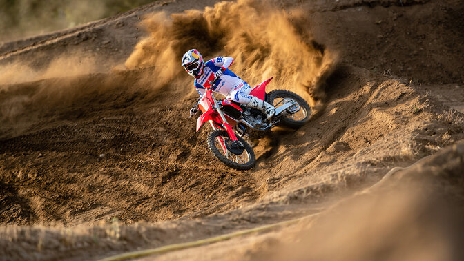 Honda CRF450R op een motorcross-circuit.