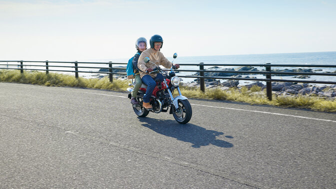 Honda DAX125 op de weg langs de kust