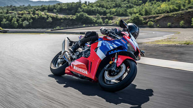 CBR1000RR-R Fireblade met rijder op circuit