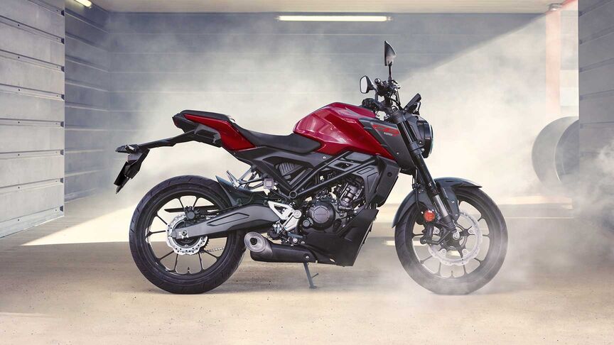 Model rijdend op een motorfiets in de stad.