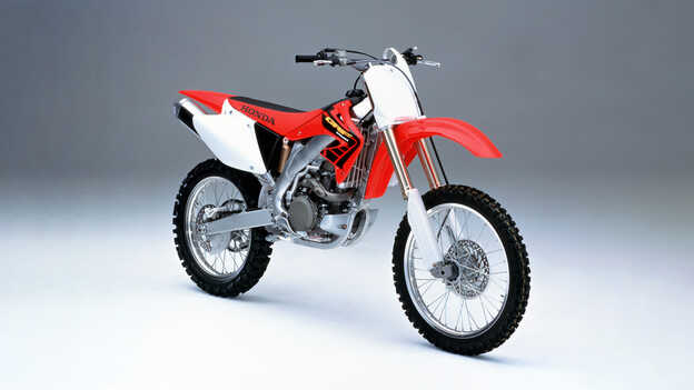 Zijaanzicht 2002 Honda CRF450R in de studio.