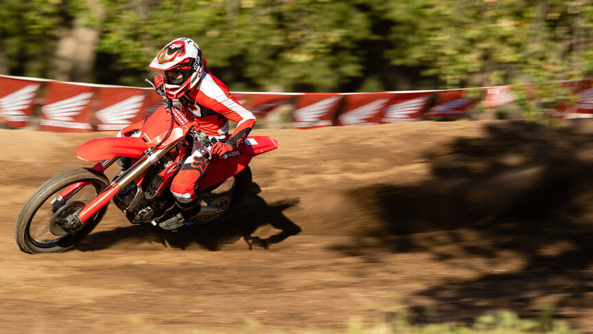 Twee rijders die over schansen springen op de Honda CRF450R.