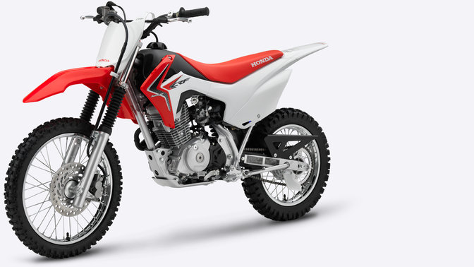 Driekwart zijaanzicht, met zicht op linkerkant van rode CRF125F.