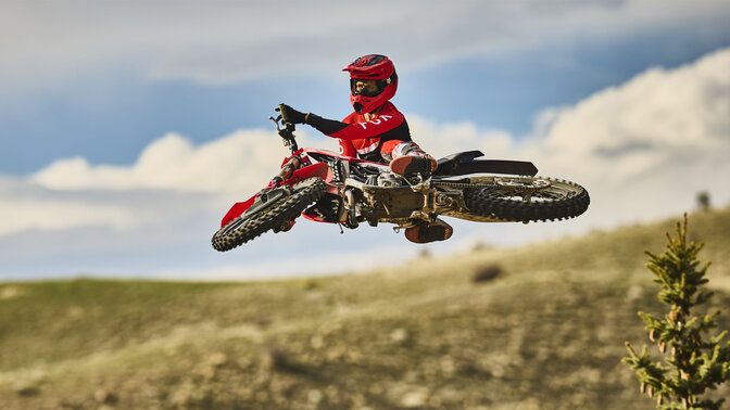 Honda CRF450R op circuit met motorcrosser