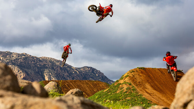 Honda CRF450R op circuit met motorcrosser