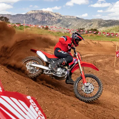 Honda CRF450R op circuit met motorcrosser