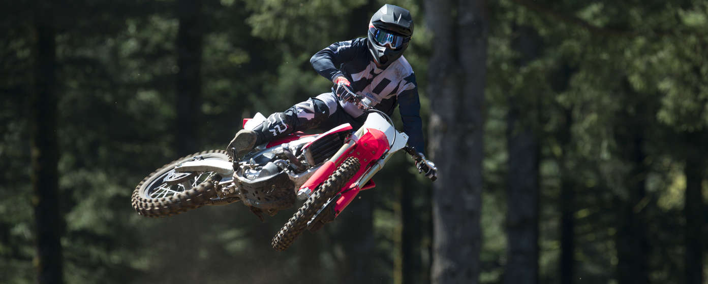 Vooraanzicht CRF450R motorfiets met rijder in de lucht.