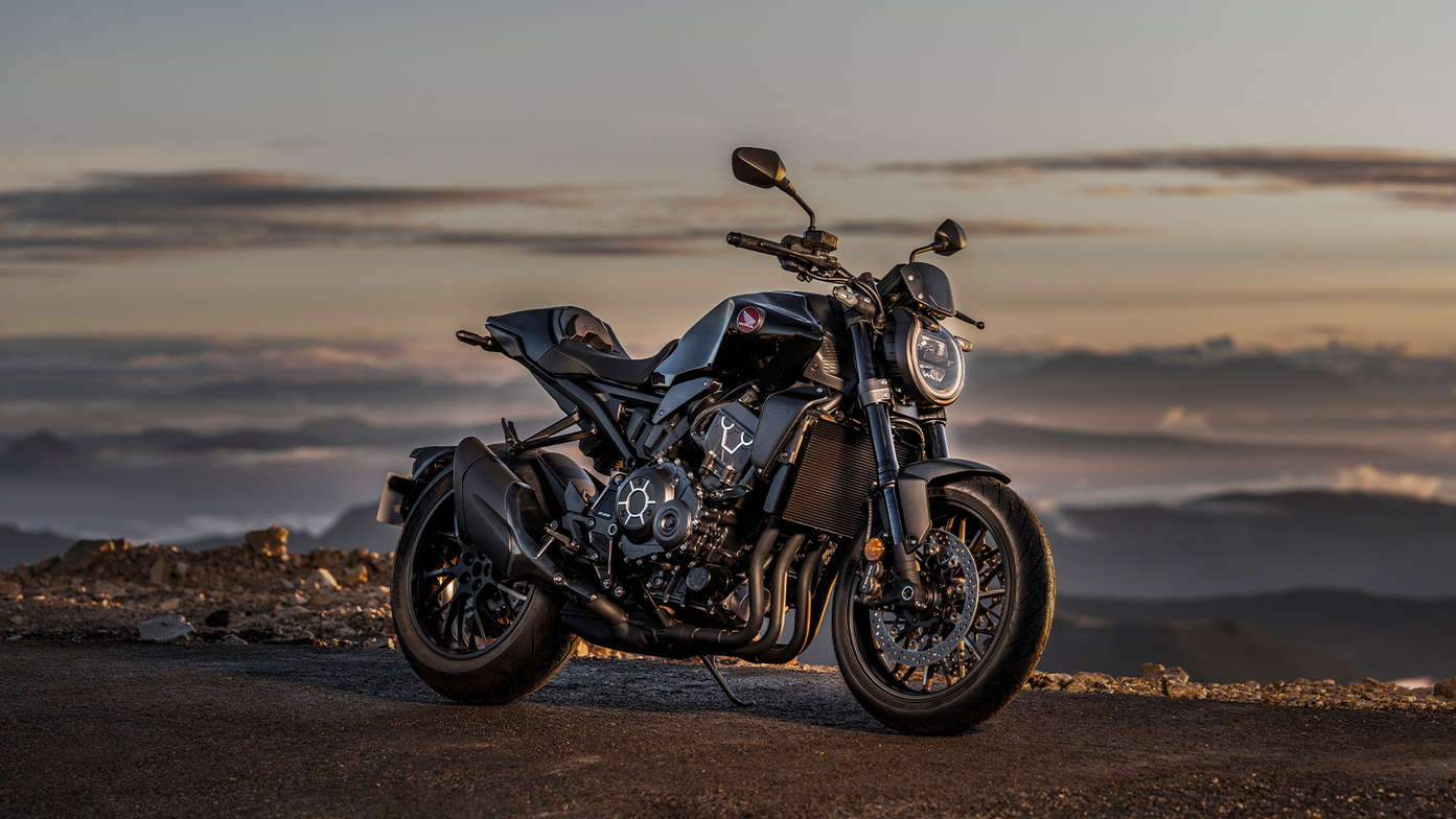 CB1000R Black edition, driekwart van rechts, geparkeerd, bovenop de berg