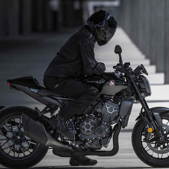 Honda CB1000R Black Edition, stilstaand rechterkant, met rijder