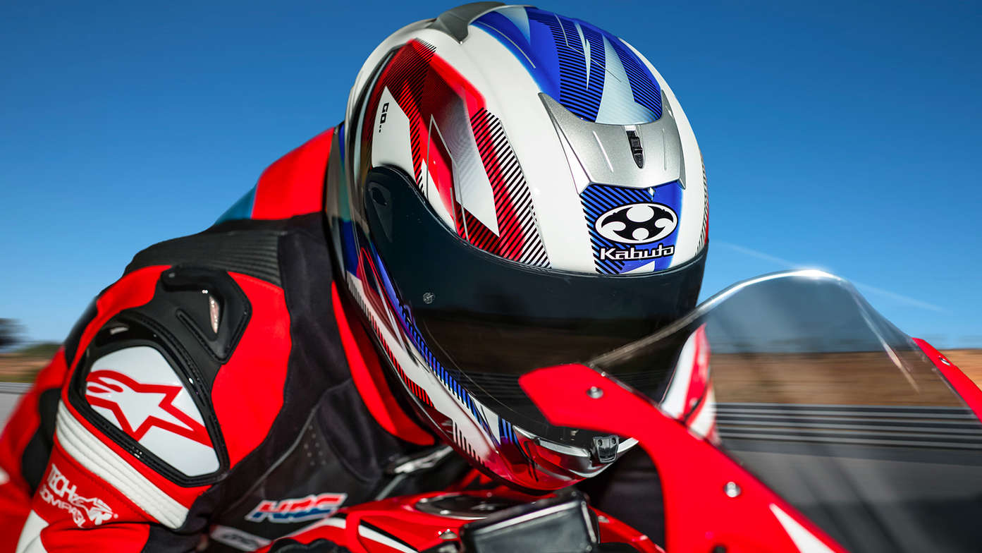Honda Kabuto helm, Aeroblade V - Go - superimpose, driekwarts vooraanzicht rechterzijde, gezoomd op het hoofd van een motorrijder
