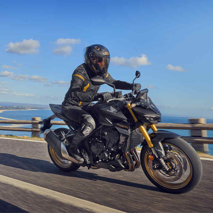 2025 CB1000 Hornet driekwart vooraanzicht dynamisch beeld