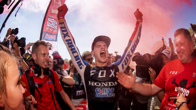 Honda MXGP-rijder viert de overwinning.