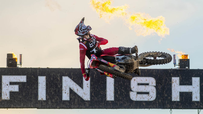 Honda MXGP-rijder in de lucht over de finishlijn.