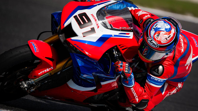 Driekwart vooraanzicht van de Honda Fireblade in een WSBK-race.