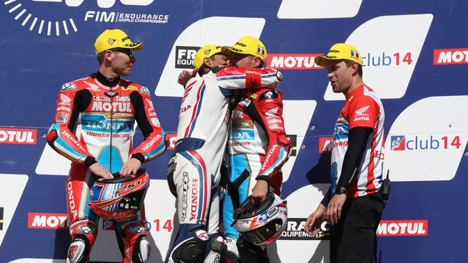 Honda EWC-rijders vieren de overwinning.