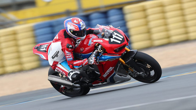 Driekwart vooraanzicht van Honda Fireblade tijdens een EWC race.