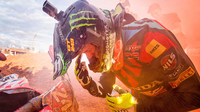 Honda MXGP rijder na race in een wolk van stof.