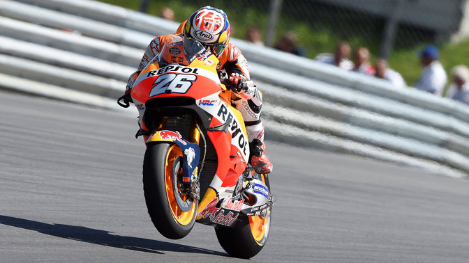 Driekwart vooraanzicht Honda Fireblade in een MotoGP race.