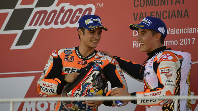 Twee Honda MotoGP-rijders vieren een overwinning.