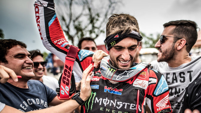 Honda Rallyrijder viert de overwinning.