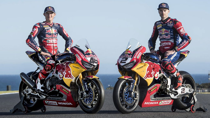 Twee Honda rijders op de WSBK Honda Fireblades.